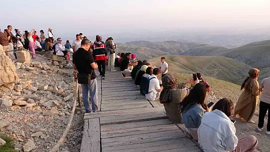 Nemrut Dağı Kurban Bayramı'nda binlerce turisti ağırladı