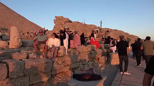 Nemrut Dağı'nda hafta sonu turist yoğunluğu