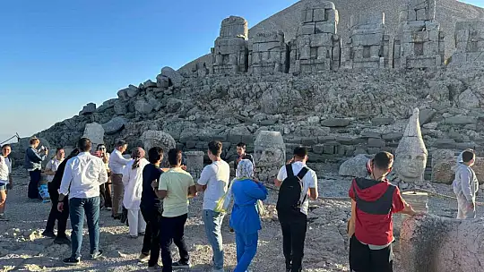 Nemrut Dağı'nda hafta sonu turist yoğunluğu