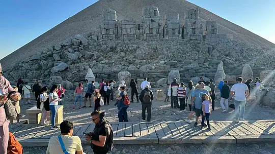 Nemrut Dağı'nda hafta sonu turist yoğunluğu