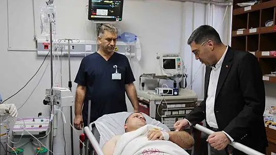 Nöbet tutan polise bıçaklı saldırı