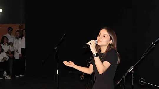 Öğrenciler, şiir ve müzikseverlere unutulmaz bir gün yaşattı
