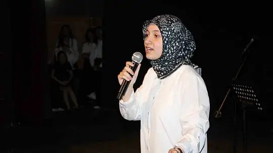 Öğrenciler, şiir ve müzikseverlere unutulmaz bir gün yaşattı