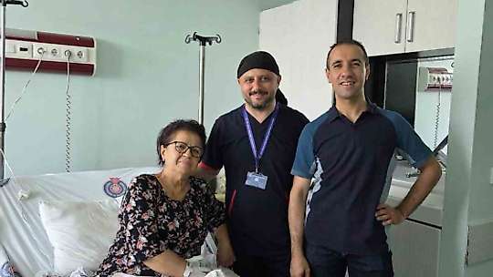 Öğrencisi profesör oldu, 29 yıl sonra öğretmenini ameliyat ederek sağlığına kavuşturdu