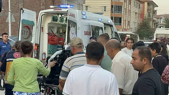 Okul bahçesine girmek isterken koluna demir saplandı, hastaneye demirle kaldırıldı
