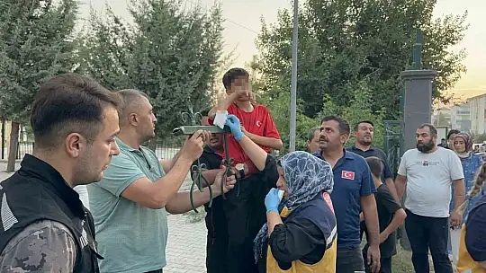 Okul bahçesine girmek isterken koluna demir saplandı, hastaneye demirle kaldırıldı