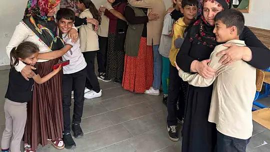 Okulda duygu dolu Anneler Günü etkinliği: Anneler, çocuklarını seslerinden tanıdı