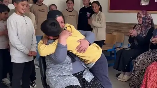 Okulda duygu dolu Anneler Günü etkinliği: Anneler, çocuklarını seslerinden tanıdı