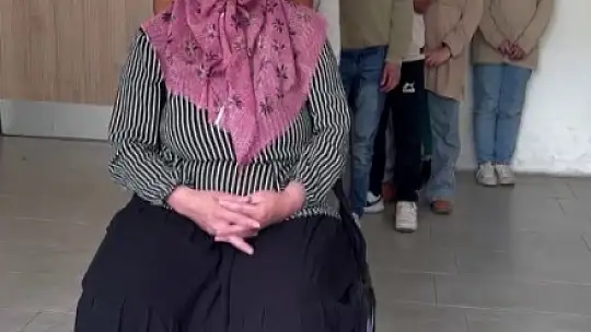 Okulda duygu dolu Anneler Günü etkinliği: Anneler, çocuklarını seslerinden tanıdı