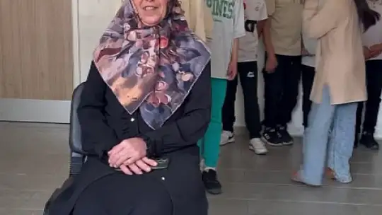 Okulda duygu dolu Anneler Günü etkinliği: Anneler, çocuklarını seslerinden tanıdı