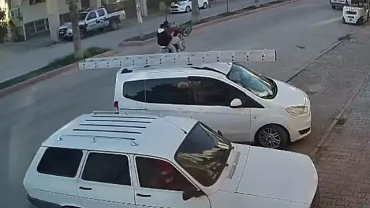 Önünü kaldırdığı motosikletle otomobile çarptı: 2 yaralı