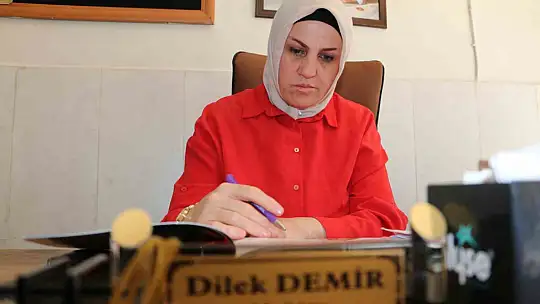 Orta okulda iken önlüğü çıkartılıp gelinlik giydirilen muhtar, 53 yaşında üniversiteli oldu
