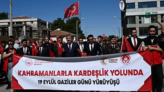 Osmaniye'de Gaziler Günü'nde mehteran eşliğinde yürüyüş düzenlendi