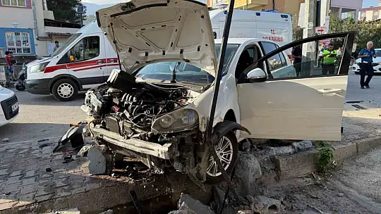 Osmaniye'de iki otomobilin karıştığı kazada 3 kişi yaralandı