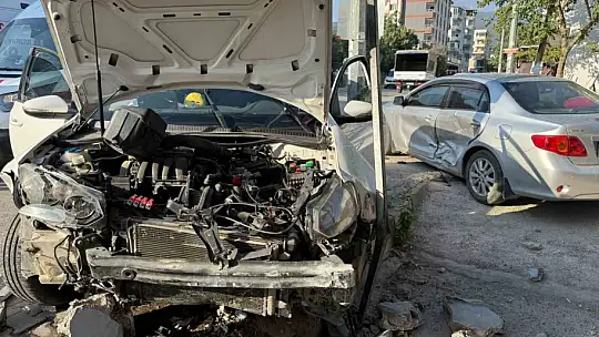 Osmaniye'de iki otomobilin karıştığı kazada 3 kişi yaralandı