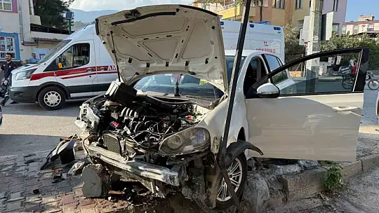 Osmaniye'de iki otomobilin karıştığı kazada 3 kişi yaralandı