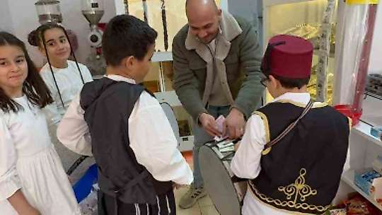 Osmaniye'de öğrenciler maniler okudular, lokum dağıttı