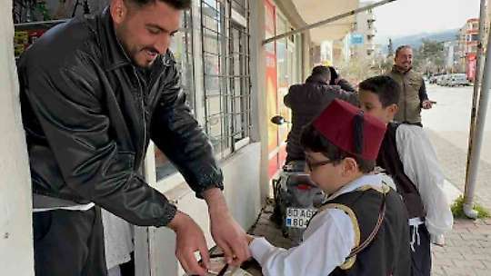 Osmaniye'de öğrenciler maniler okudular, lokum dağıttı