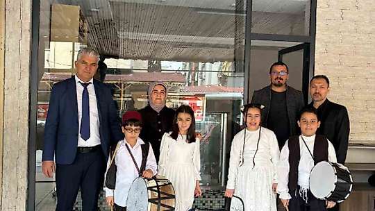 Osmaniye'de öğrenciler maniler okudular, lokum dağıttı