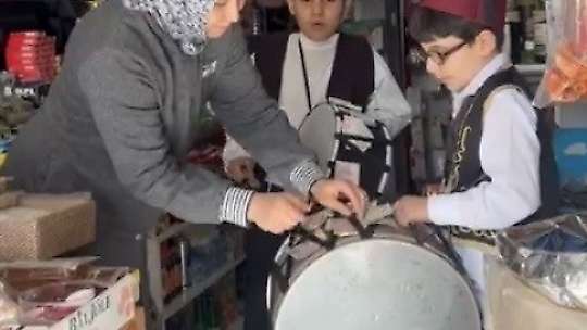 Osmaniye'de öğrenciler maniler okudular, lokum dağıttı
