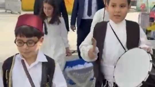 Osmaniye'de öğrenciler maniler okudular, lokum dağıttı