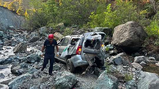 Osmaniye'de otomobil 50 metrelik uçurumdan dereye uçtu: 1 ölü, 1 yaralı