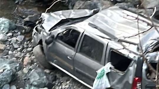 Osmaniye'de otomobil 50 metrelik uçurumdan dereye uçtu: 1 ölü, 1 yaralı