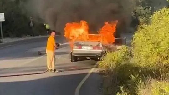 Osmaniye'de otomobil yangını ormana sıçramadan söndürüldü