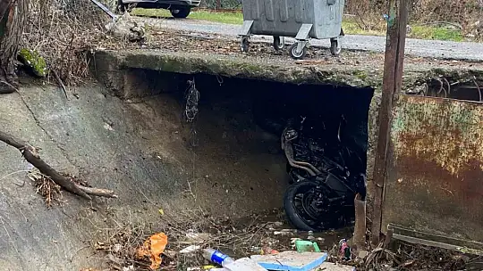 Osmaniye'de otomobille çarpışan motosiklet kanala düştü: 2 yaralı