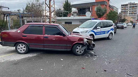 Osmaniye'de otomobille çarpışan motosiklet kanala düştü: 2 yaralı