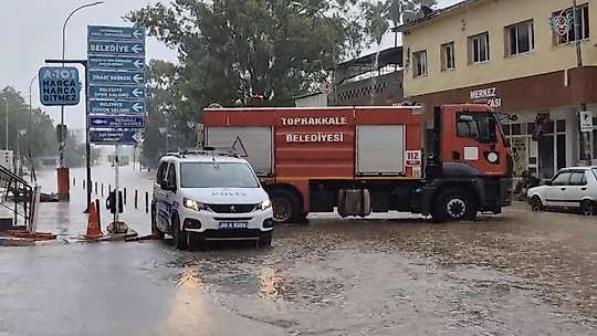 Osmaniye'de sel sularına kapılan iş makinesi dereye devrildi