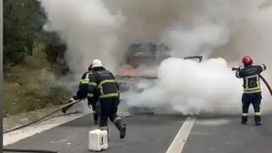 Osmaniye'de tarım işçilerini taşıyan minibüs yandı