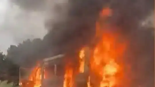 Osmaniye'de tarım işçilerini taşıyan minibüs yandı