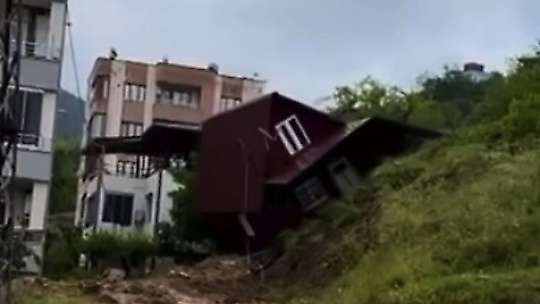 Osmaniye'de toprak kayması: Prefabrik ev devrildi, traktör göçük altında kaldı