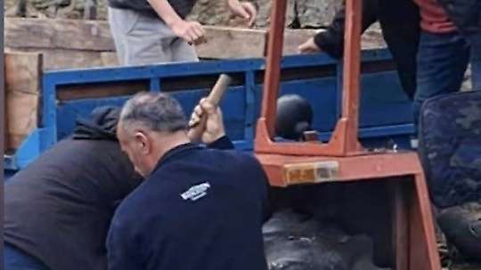 Osmaniye'de toprak kayması: Prefabrik ev devrildi, traktör göçük altında kaldı