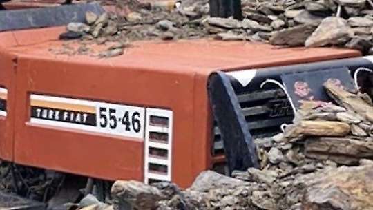 Osmaniye'de toprak kayması: Prefabrik ev devrildi, traktör göçük altında kaldı