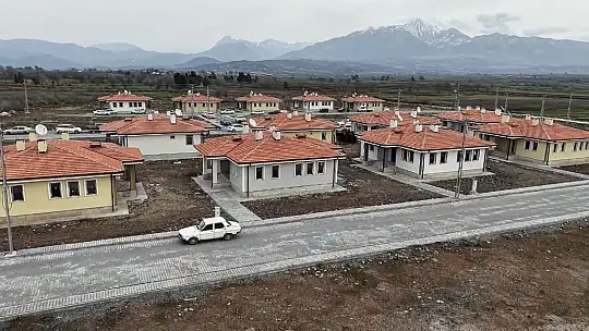Osmaniye'de yapımı tamamlanan köy evleri hak sahiplerine teslim edildi