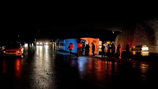 Osmaniye'de yolcu otobüsü devrildi: 3 yaralı