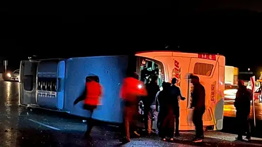 Osmaniye'de yolcu otobüsü devrildi: 3 yaralı