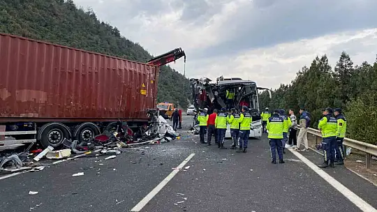 Osmaniye'de yolcu otobüsü tıra çarptı: 6 ölü, 11 yaralı