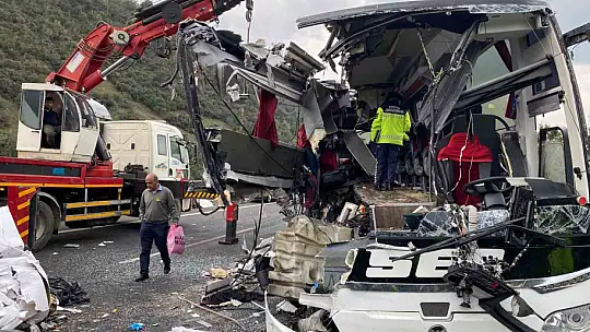 Osmaniye'de yolcu otobüsü tıra çarptı: 6 ölü, 11 yaralı