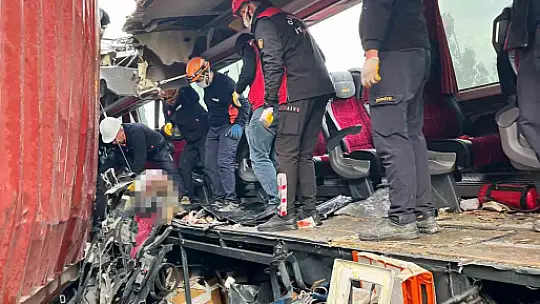 Osmaniye'de yolcu otobüsü tıra çarptı: 6 ölü, 11 yaralı
