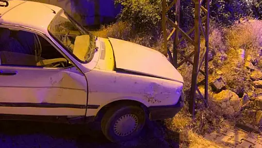 Otomobil elektrik direğine çarptı: 3 yaralı