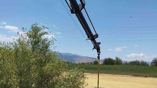 Otomobil göle düştü, sürücü kendi imkanlarıyla kurtuldu