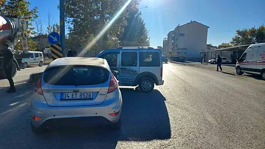 Adıyaman Gölbaşı'nda otomobil ile hafif ticari araç çarpıştı
