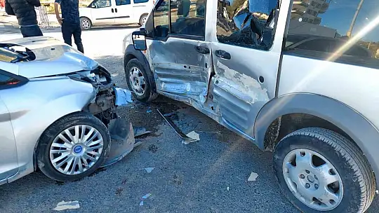 Adıyaman Gölbaşı'nda otomobil ile hafif ticari araç çarpıştı