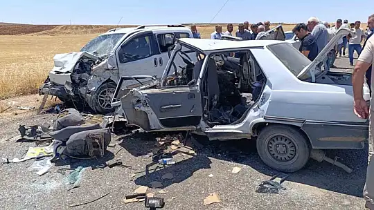 Otomobil ile hafif ticari araç çarpıştı: 4 ölü, 1 yaralı