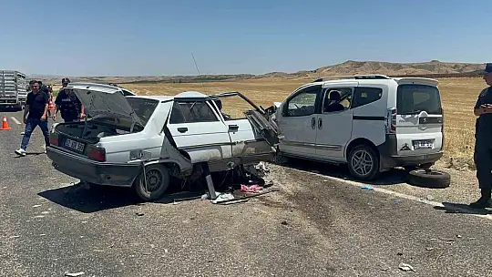 Otomobil ile hafif ticari araç çarpıştı: 4 ölü, 1 yaralı