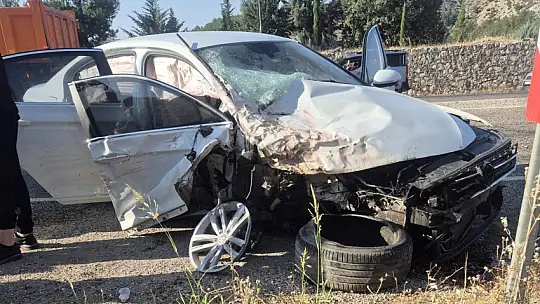 Otomobil ile kamyonet çarpıştı: 1 ölü, 4 yaralı