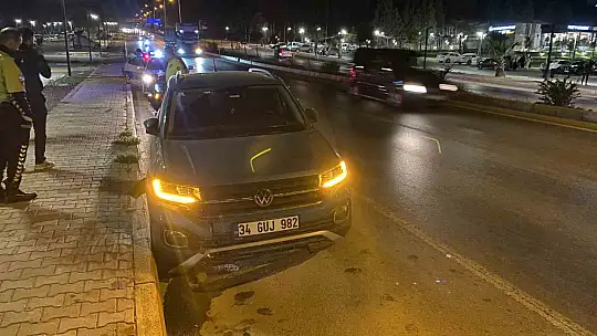 Adıyaman'da akıl almaz kaza! Kaldırıma çarptı